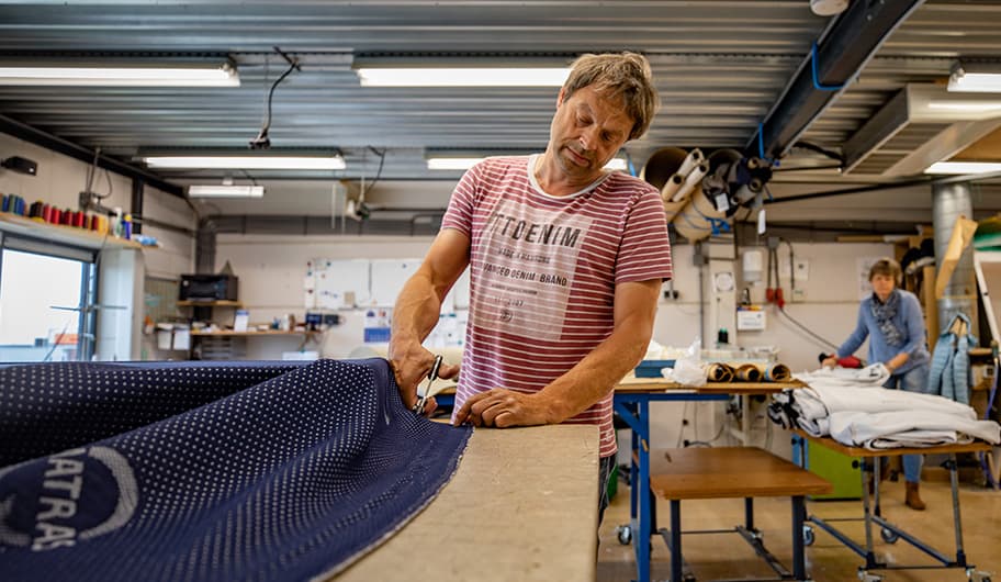 Gert en Alice in de werkplaats van QMatras